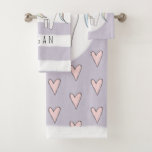 Conjunto De Toalhas Baby Girl Pink Doodle Unicorn Heart Name<br><div class="desc">Esta linda design de cintura branca faz parte de uma coleção com um rabisco bonito para crianças e roupa, acessórios e decoração de berçários. Este design de toalha para crianças apresenta um rabisco desenhado à mão, um unicórnio e um padrão cardíaco pastel e pode ser personalizado com o nome da...</div>