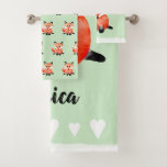 Conjunto De Toalhas Baby Watercolor Woodland Forest Fox com Nome<br><div class="desc">Este design de cor laranja apresenta uma criatura de raposa florestal laranja numa área verde natural,  e tem espaço para você personalizar o item com o nome do seu filho ou bebê. Um presente perfeito para qualquer um dos seus familiares.</div>