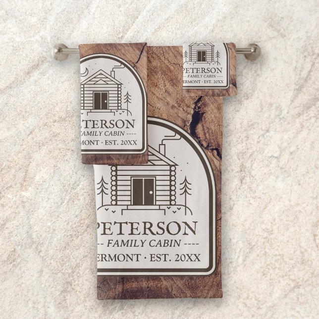 Conjunto De Toalhas Cabina da família Madeira rustica Decor personaliz (Rustic Personalized Family Cabin Lake House Custom Decor Bath Towels Set Family Name Year)