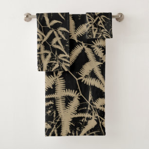 Conjunto De Toalhas Castanho com travesseiro decorativo de fundo preto