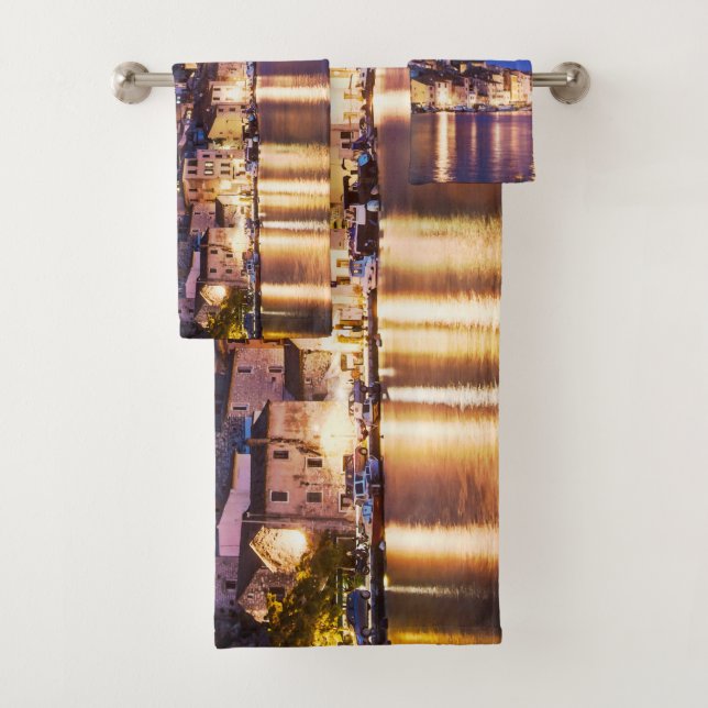 Conjunto De Toalhas Cidade croata de Sibenik à noite. (Insitu)