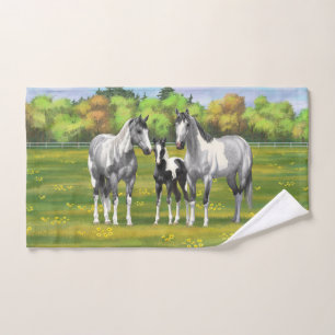 Conjunto De Toalhas Cinzas De Maçã Em Cavalos De Tintas Em Pastagem