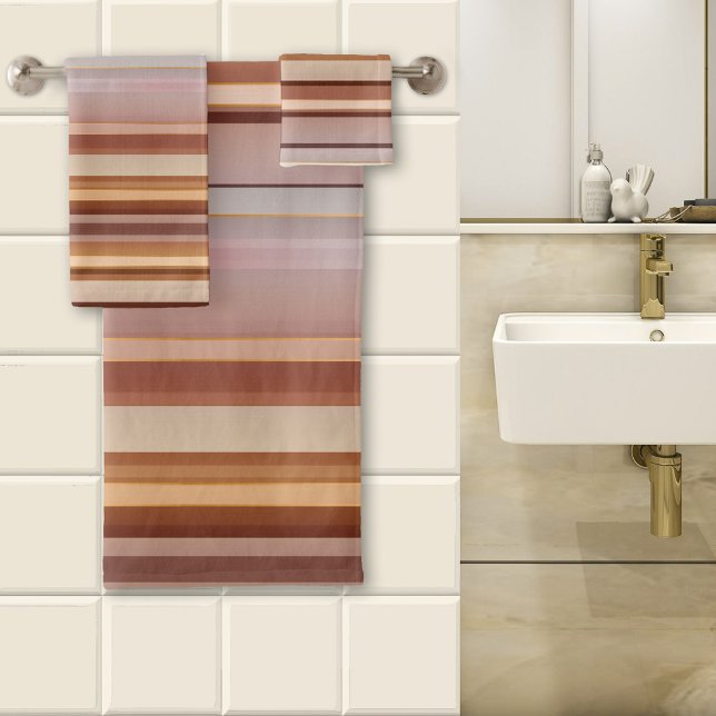 Conjunto de Toalhas com Ponta Solar Desvanecido (A striped bathroom towel set in soft warm colors inspired by a fading sunset at the beach)