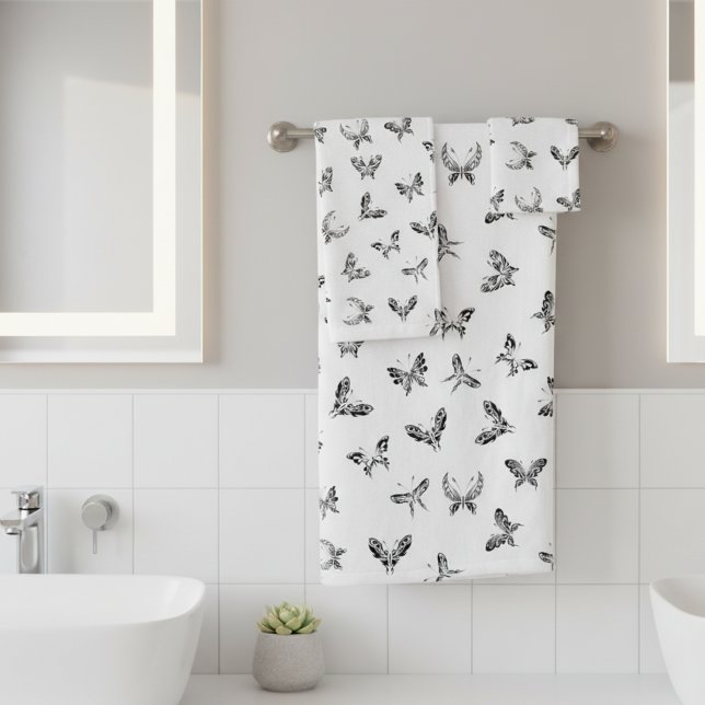 Conjunto de Toalhas de Banheiro Borboletas Tribais (Set of 3 black and white butterfly themed bathroom towels.)