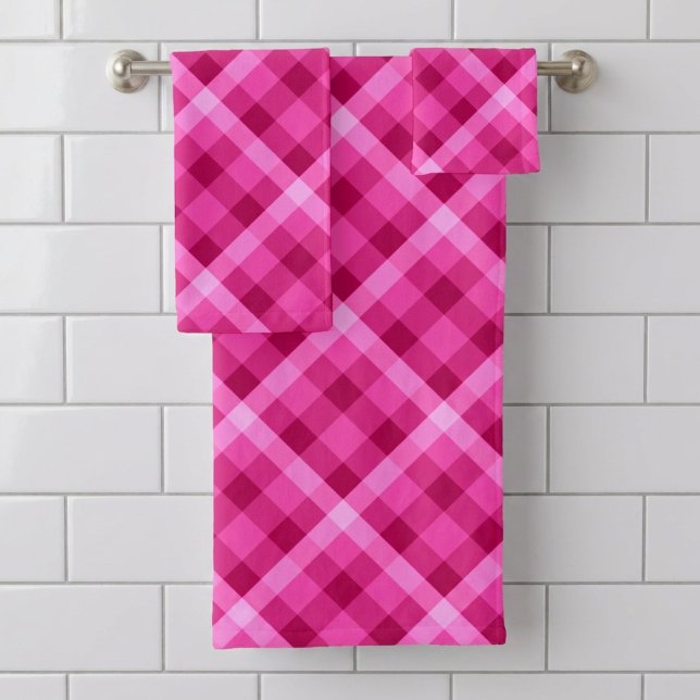 Conjunto de Toalhas de Banho Xadrez Rosa Magenta B (Beautiful Pink Magenta Plaid Bath Towel Set hanging on a towel rack on a tile wall in a bathroom.)