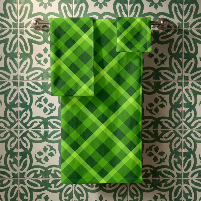 Conjunto de Toalhas de Banho Xadrez Verde Árvore B (Beautiful Tree Green Plaid Bath Towel Set hanging on a towel rack against tiled wall in a bathroom.)