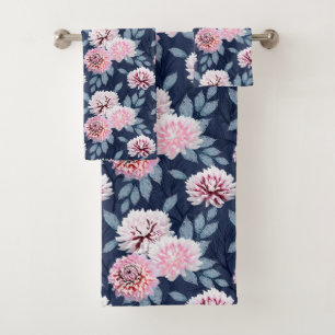 Conjunto De Toalhas Flores brancas e cor-de-rosa em azul escuro.