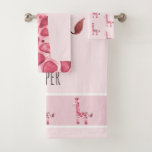 Conjunto De Toalhas Girafa Safari Baby/Child's, cor de água rosa,<br><div class="desc">Este design de toalha adorável e giro,  apresenta uma girafa cor-de-água rosa,  com espaço para você adicionar seu nome em uma bela tipografia. Perfeito para o seu bebê ou filho! Veja o resto da nossa coleção para outras crianças rosa fofinhas,  animais de safari.</div>