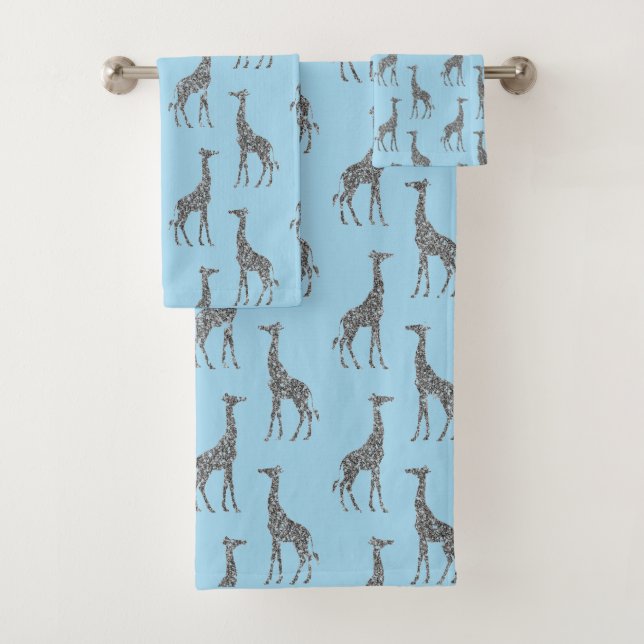 Conjunto De Toalhas Glittery Silver Giraffe on Dreamy Blue (Insitu)