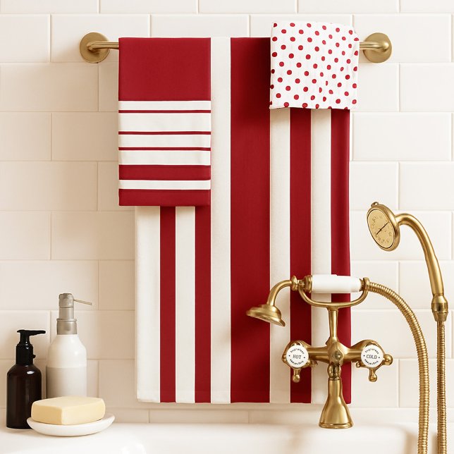 Conjunto De Toalhas Listras de Borgonha Marfim com Bolinhas (A classic bathroom towel set in ivory and burgundy with stripes and polka dots)