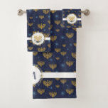 Conjunto De Toalhas Menorah Hanukkah Pattern | Monograma de Aquarela<br><div class="desc">Este maravilhoso design de Chanucá apresenta um ouro menorah e Star do padrão David sobre um fundo azul marinho. A toalha grande do banho exibe um monograma com aquarela. A cor de fundo pode ser alterada para qualquer cor escolhendo a ferramenta personalizar. #Hanukkah #Decor #HolidayDecor</div>