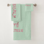 Conjunto De Toalhas Merry Christmas Candy Swirl Winter GnomBolinhas<br><div class="desc">Os maravilhosos gnomos de inverno aparecem neste Merry Christmas Candy Candy Swirl Toalha de banheiro com um fundo de bolinhas verde. A toalha de banho,  o pano de lavagem e a toalha de mão podem ser adquiridos separadamente do desejado.</div>