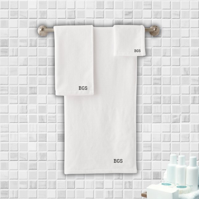 Conjunto De Toalhas Monograma personalizado branco minimalista (Minimalist Monogram Personalized White Bath Towel Set)