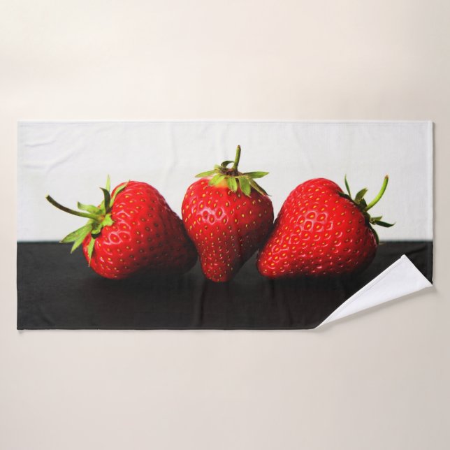 Conjunto De Toalhas Morangos Em Branco Sobre Btcna Preta (Toalha de Banho)