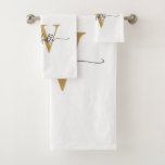 Conjunto De Toalhas Nome com Monograma em Ouro Branco com Letra Modern<br><div class="desc">Conjunto de toalhas de banho personalizadas femininas e modernas com iniciais monogramáticas em branco e dourado. Apresenta um primeiro nome (ou sobrenome da família) em uma linda tipografia de letra manuscrita com cauda swash (ou caligrafia) com inicial monogramática em dourado e preto sobre fundo branco. Ótimo presente feminino e elegante...</div>