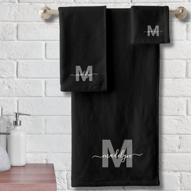 Conjunto De Toalhas Nome de Monograma de Letra Moderna Preta e Branca (Black White Modern Script Name Monogram Bath Towel Set)