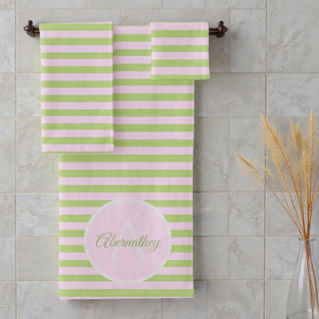 Conjunto De Toalhas Nome Personalizado Monograma Pastel Cor-de-rosa Ve (Monogram striped towel set hanging on bathroom wall)