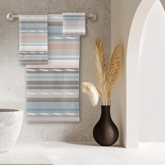 Conjunto De Toalhas Padrão de Ondas de Praia Atlântica (Bath towel set with an elegant striped pattern in soft pastel beach colors - beach house)