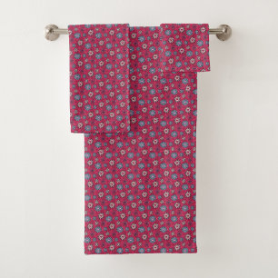 Conjunto De Toalhas Padrão floral pendurado contra uma parede branca