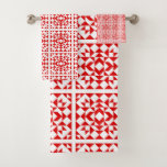 Conjunto De Toalhas Padrão Geométrico de Quilt do Vintage Red Christma<br><div class="desc">Condecoração festiva para o Natal ou o ano inteiro,  este conjunto de toalhas de na moda apresenta um padrão clássico de colcha com formas geométricas em vermelho e branco vibrantes.</div>