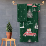 Conjunto De Toalhas Red Car Winter Patterry Felry Christmas Green<br><div class="desc">Adicione um toque personalizado ao seu decoro de férias com este conjunto de toalhas de banho sazonal do padrão de Natal Feliz. As toalhas têm carros vermelhos, presentes, neve, árvores e flocos de neve brancos. O fundo é verde. O texto personalizado pode ser editado de acordo com sua preferência e...</div>