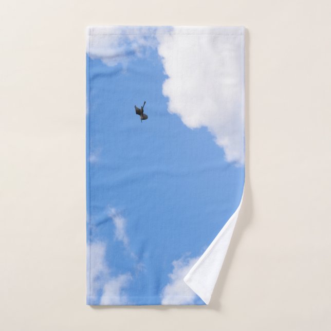 Conjunto De Toalhas Solitary Bird Soaring Through Bright Blue Sky with (Toalha de mão)