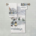 Conjunto De Toalhas Watercolor Winter Christmas Gnomo<br><div class="desc">Adicione um toque festivo à decoração da casa de banho esta temporada de férias com um "Watercolor Winter Christmas Gnomay Bath Toel Set". A design da toalha apresenta um alegre gnomo de Natal segurando uma lanterna iluminada com um fundo florestal de montanha com neve caindo. Itens adicionais de presentes e...</div>