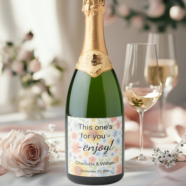 Convidados favorecem o casamento floral dos girass (Criador carregado)