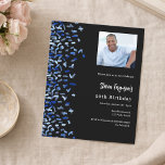 Convite à fotografia azul do marinho preto de aniv<br><div class="desc">Um moderno,  elegante e convite. Um fundo preto decorado com confete azul. Personalize e adicione fotos,  um nome e detalhes da festa. Texto branco. 1 folha = 1 convite impresso de borda a borda.</div>
