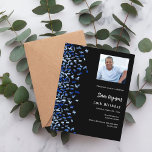 Convite à fotografia azul do marinho preto de aniv<br><div class="desc">Um moderno,  elegante e convite. Um fundo preto decorado com confete azul. Personalize e adicione fotos,  um nome e detalhes da festa. Texto branco. 1 folha = 1 convite impresso de borda a borda.</div>