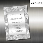 Convite Aniversário de luxo moderno e elegante prata<br><div class="desc">Uma prata moderna verificou o padrão como fundo. Personalize e adicione um nome e detalhes da parte.</div>