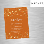 Convite Aniversário de ouro laranja estrela do luxo modern<br><div class="desc">Um fundo laranja queimado decorado com estrelas ouros. Personalize e adicione um nome e detalhes da parte. O nome é escrito com um script de estilo manuscrito,  letras brancas coloridas.</div>