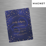 Convite Aniversário marinho de ouro azul estrelas festas d<br><div class="desc">Um convite de aniversário glamouroso para ele e para ela. Um fundo azul marinho decorado com estrelas douradas falsas. A cor azul é irregular. Personalize e adicione um nome e detalhes da parte. Texto colorido do ouro. Um grande número de anos como marca d'água.</div>