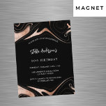 Convite Aniversário moderno do luxo rosa de ouro negro<br><div class="desc">Um fundo negro. Decorado com veias rosa de mármore. Personalize e adicione seu nome e detalhes da festa. Texto branco.</div>