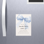 Convite Arco azul bege elegante Sweet 16 luxo<br><div class="desc">Um bege macio,  fundo colorido creme,  decorado com um grande arco azul claro. Personalize e adicione um nome e detalhes da parte.</div>