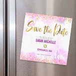 Convite Bat Mitzvah Guarda a Data Dourada em Aquarela Rosa<br><div class="desc">Certifique-se de que todos os seus amigos e parentes serão capazes de celebrar o marco da sua filha Bat Mitzvah! Enviar este espantoso, moderno, farelo de ouro cintilante e pontos brilhantes e um script de tipografia contra um fundo de aquarela cor rosa suave, personalizado cartão de anúncio magnético "Salvar a...</div>