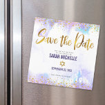 Convite Bat Mitzvah Salva a Data Dourada Purple Watercolor<br><div class="desc">Certifique-se de que todos os seus amigos e parentes serão capazes de celebrar o marco da sua filha Bat Mitzvah! Enviar este espantoso, moderno, farelo de ouro cintilante, pontos brilhantes e script de tipografia contra um fundo de aquarela roxa, personalizado cartão de anúncio magnético "Salvar a Data". Personalize o texto...</div>