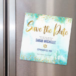 Convite Bat Mitzvah Salvar Data Dourada Turquoise Watercol<br><div class="desc">Certifique-se de que todos os seus amigos e parentes serão capazes de celebrar o marco da sua filha Bat Mitzvah! Enviar este espantoso, moderno, farelo de ouro cintilante e pontos brilhantes e um script de tipografia contra um fundo de aquarela azul turquesa, personalizado cartão de anúncio magnético "Salvar a Data"....</div>