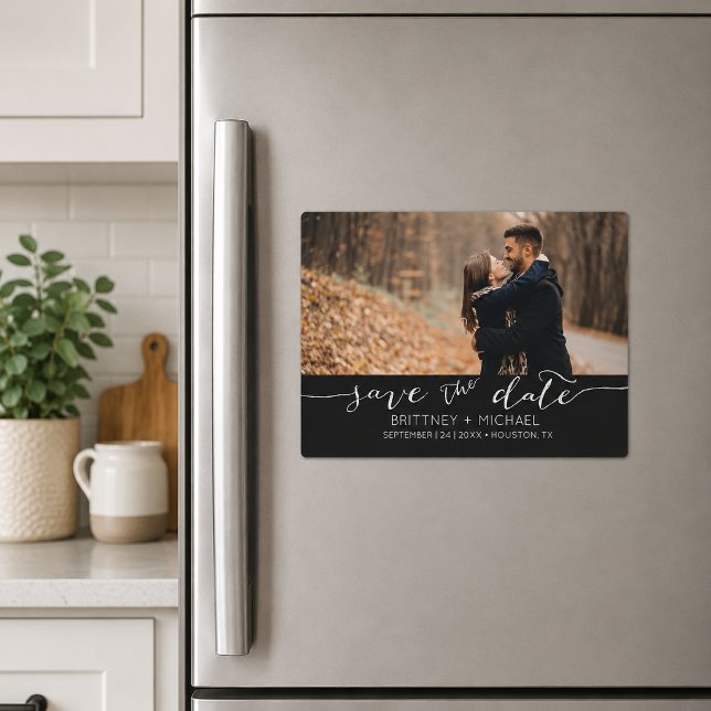Convite Black Save the Date Manuscrito (Elegant black save the date magnet featuring romantic handwritten script typography)