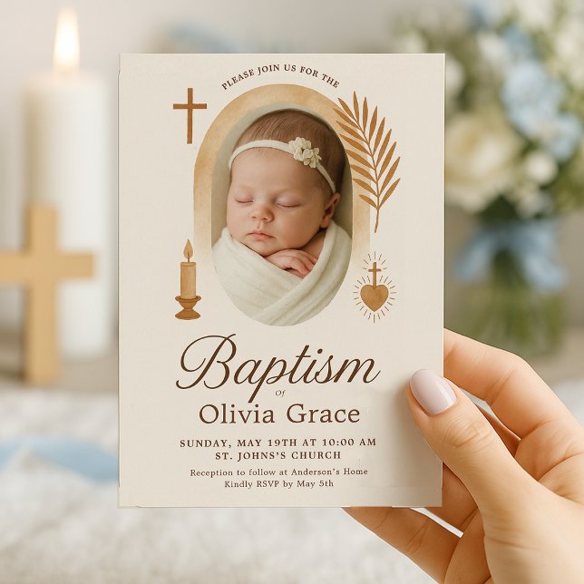 Convite Boho Baptism com Foto e Símbolos (boho -minimalistic-baptism-invitation-hand-holding-cross-dove.png)