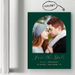 Convite Boho Photo Arch Emerald Green Dourado Salve a data<br><div class="desc">Este simples e minimalista livro Save the Date magnético apresenta uma fotografia em forma de arco acima das palavras "Save the Date" em elegante guiamento dourado,  seguido pelos nomes dos casais,  pela data do casamento e pela cidade em sans serif num fundo verde esmerald.</div>
