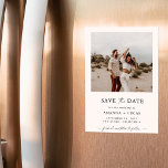 Convite Boho Salvar a data, foto minimalista Salvar a data<br><div class="desc">Personalize seu anúncio de casamento com nosso magneta minimalista Salvar a foto de Data. Esta elegante e personalizada manutenção apresenta um design limpo que mostra a sua imagem de noivado. Perfeito para casais modernos que buscam uma maneira única de compartilhar seu dia especial. Crie facilmente uma data de gravação memorável...</div>