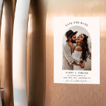 Convite Boho Salvar a data, foto minimalista Salvar a data<br><div class="desc">Esta adorável Imã salve a data fotográfica apresenta um layout mínimo maravilhoso para o seu anúncio Salvar a Data, onde você tem liberdade para criar algo exclusivo seu! Edite facilmente o texto e as cores para corresponder ao seu estilo! As cores do texto e do plano de fundo são totalmente...</div>