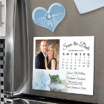 Convite Calendário de Rosa Azul Claro e Imagem de Data de<br><div class="desc">Estes belos cartões magnéticos são a forma perfeita de deixar a sua família e amigos saberem salvar a data do seu próximo casamento. A design romântica apresenta um solteiro longo e empoeirado, poeirento, poeirento, rosa de cor azul, deitado em seu lado, refletindo ou espelhado em uma piscina d'água com sua...</div>