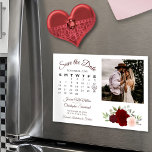 Convite Calendário de Rosas Vermelhas e Rosa e Foto Salvar<br><div class="desc">Este belo cartão magnético é uma maneira maravilhosa de deixar seus amigos e família saberem salvar a data do seu próximo casamento. O design de música 'bico' rústico possui um aglomerado de rosas de aquarela pintados manualmente em tons de burgundy, vermelho e rosa-pincel. O lado esquerdo do cartão é um...</div>