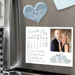 Convite Calendário Floral Azul Dusty Foto para Salvar a Da<br><div class="desc">Este belo cartão magnético é uma maneira maravilhosa de deixar seus amigos e família saberem salvar a data do seu próximo casamento. O rústico design bócio apresenta um aglomerado de rosas de aquarela pintados manualmente, flores e folhas de eucalipto em tons de azul empoeirado e verde-sábio. O lado esquerdo do...</div>