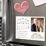 Convite Calendário Floral do Dusty Rosa Salve a Data<br><div class="desc">Este belo cartão magnético é uma maneira maravilhosa de deixar seus amigos e família saberem salvar a data do seu próximo casamento. O design de som bústico apresenta um aglomerado de rosas de aquarelas pintadas manualmente e flores em tons de rosa poeirento, rosa-pincel, coral e mauve. O lado esquerdo do...</div>