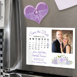 Convite Calendário Floral e Foto da lavanda Salvar a Data<br><div class="desc">Este belo cartão magnético é uma maneira maravilhosa de deixar seus amigos e família saberem salvar a data do seu próximo casamento. O design bócio rústico apresenta um aglomerado de rosas de aquarela pintados manualmente e flores em tons de lavanda, roxo claro e lilás. O lado esquerdo do cartão é...</div>