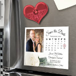 Convite Calendário Rosa Branco e Imã salve a data de Fotog<br><div class="desc">Estes belos cartões magnéticos são a forma perfeita de deixar a sua família e amigos saberem salvar a data do seu próximo casamento. A design romântica apresenta um rosa branco de marfim, solteiro, gravado e gravado, deitado em seu lado, refletindo ou espelhado em uma piscina d'água com sua foto acima...</div>