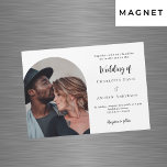 Convite Casamento simples e moderno de luxo fotográfico<br><div class="desc">Um convite para casamento de fotos Na frente: adicione sua própria foto vertical. Um fundo branco chic,  texto preto. Personalize e adicione seus nomes e detalhes.</div>